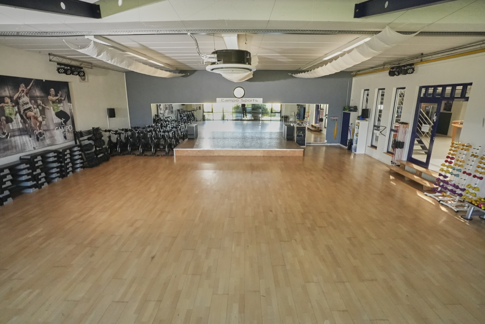 Kursraum im CAMPO SPORTS Koblenz – Panoramablick mit Holzboden und bunten Hanteln