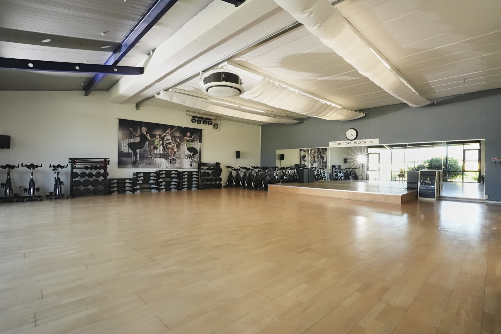 Kursraum im CAMPO SPORTS Koblenz – Blick von vorne mit Spinningbikes und Spiegel